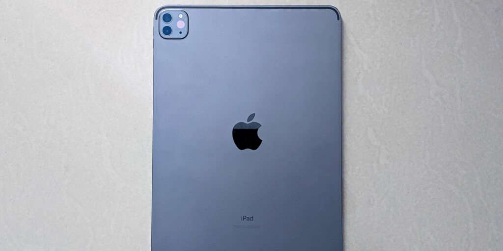 Hier sieht man ein iPad Pro aus 2021. Es ist die Rückseite zusehen und das Gerät hat die Farbe Space Grey.