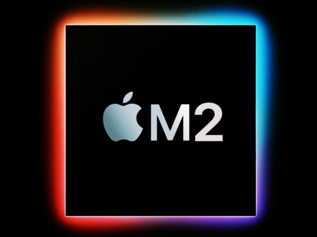 Hier sieht man den M2 Prozessor von Apple. Das Logo sowie M2 sind als Schriftzug zu sehen.